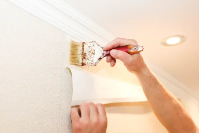 Pose de papier peint au Puy-Notre-Dame — revêtements muraux et toiles de verre
